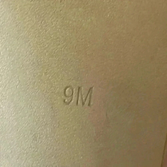 Guess women’s size 9 summer sandals. Gently worn. - Picture 8 of 8